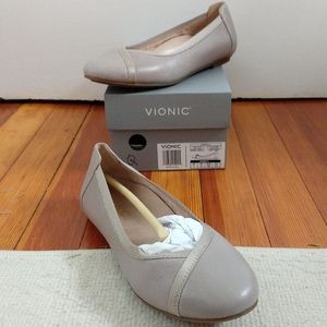 NEW w/box! Vionic rounded-toe ballet flats in light grey! Sz 7